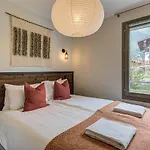 White Pearl A05, Alpes Agency, Chamonix, Sleeps 4 To 6 Apartment *