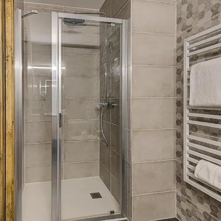 White Pearl A05 Modern Alpes Travel Sleeps 4 To 6 Шамони